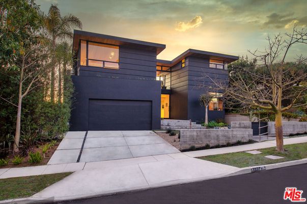 Attached, Exterior, Facade, Modern