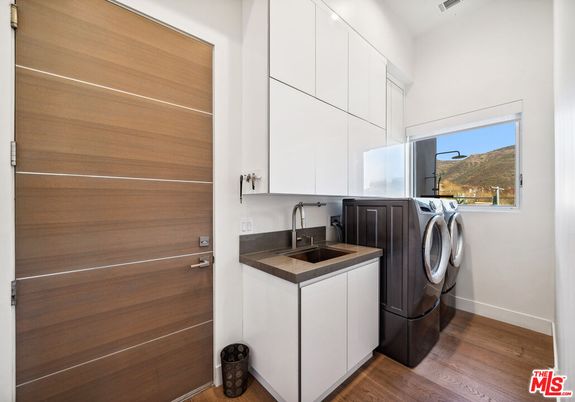 Interior, Washer, Wood Texture Flooring