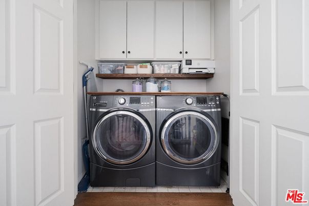 Interior, Washer, Wood Texture Flooring