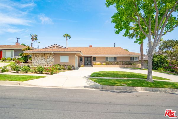 Backyard, Exterior, Facade, Ranch