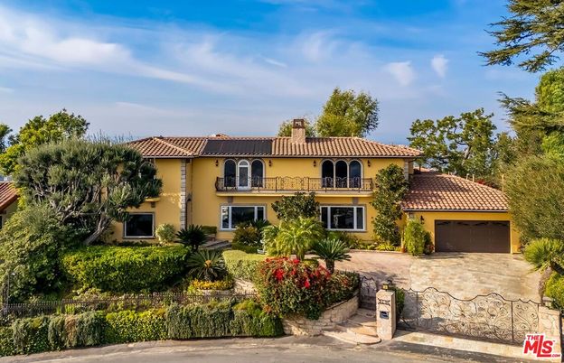 Attached, Exterior, Facade, Mediterranean