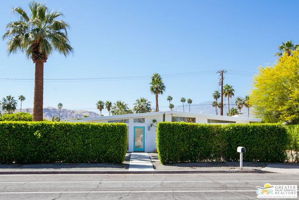 Exterior, Facade, Ranch