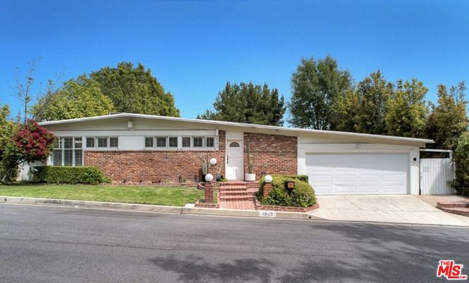 Attached, Exterior, Facade, Brick Facade, Ranch