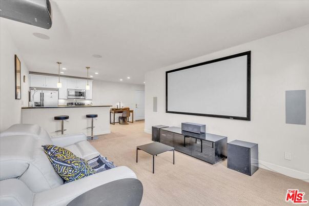 Interior, Pendant Lights, Projection Screen, Recessed Lighting