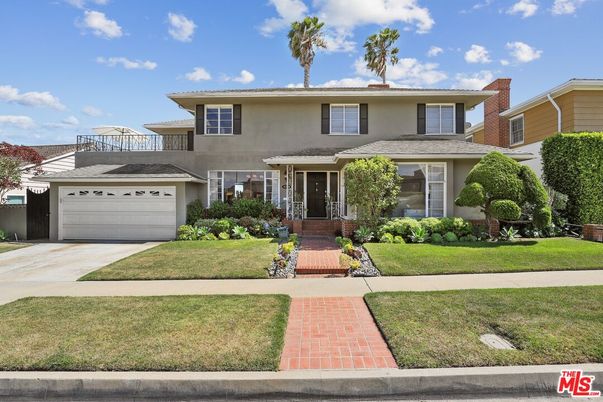 Attached, Exterior, Facade, Mediterranean