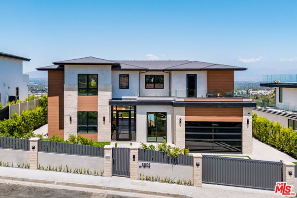 Attached, Exterior, Facade, Modern