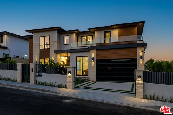Attached, Exterior, Facade, Modern