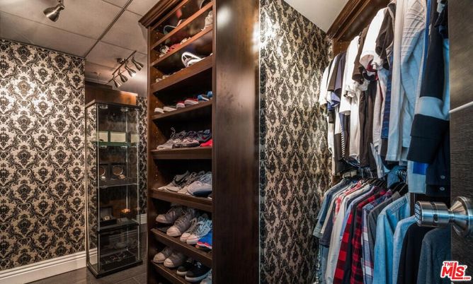 Interior, Walk-in Closets, Wood Texture Flooring