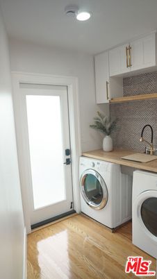 Interior, Recessed Lighting, Washer, Wood Texture Flooring