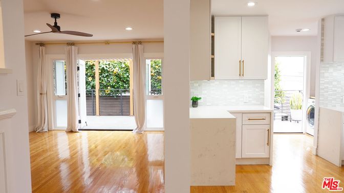 Interior, Recessed Lighting, Washer, Wood Texture Flooring