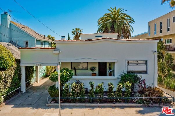 Backyard, Exterior, Facade, Modern