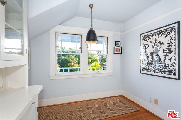 Interior, Pendant Lights, Wood Texture Flooring