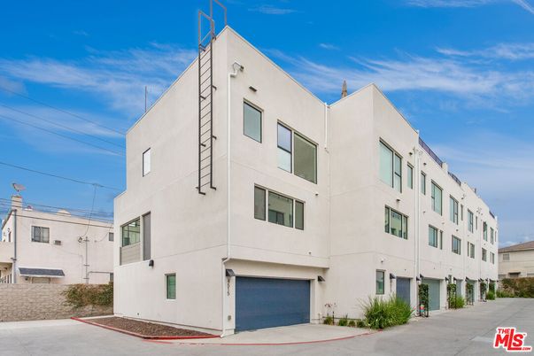 Attached, Exterior, Facade, Rowhouse