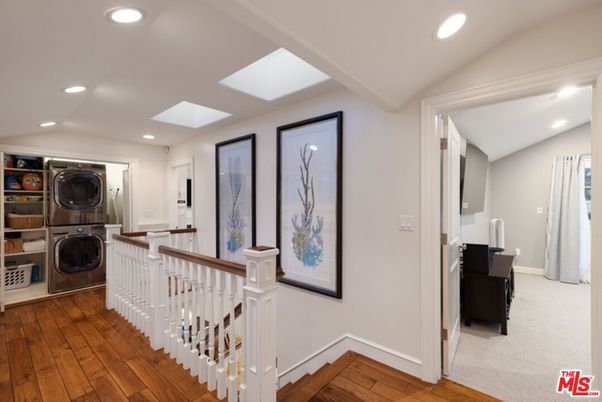 Interior, Recessed Lighting, Washer, Wood Texture Flooring
