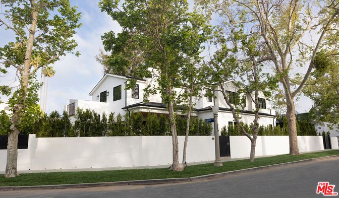 Exterior, Facade, Modern
