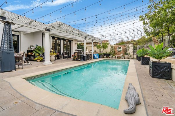 Exterior, Pool