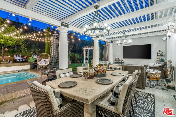 Dining room, Exterior, Pool