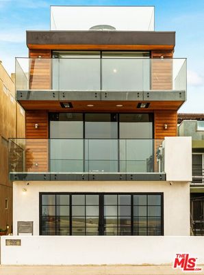 Exterior, Facade, Modern