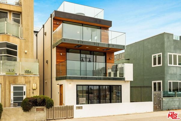 Exterior, Facade, Modern