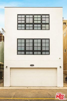 Attached, Exterior, Facade, Modern