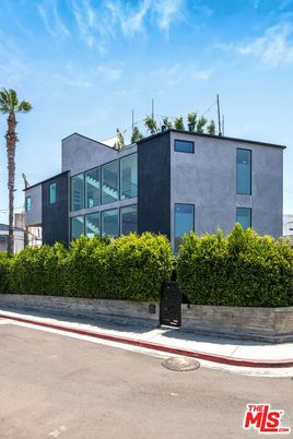 Exterior, Facade, Modern