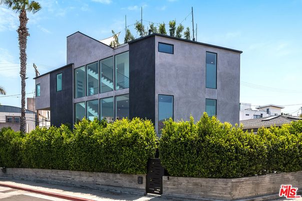 Exterior, Facade, Modern