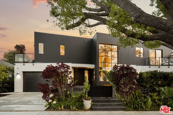 Attached, Exterior, Facade, Modern