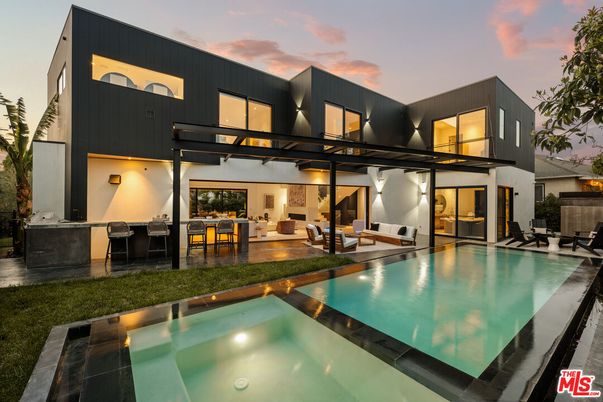 Exterior, Facade, Pool, Modern