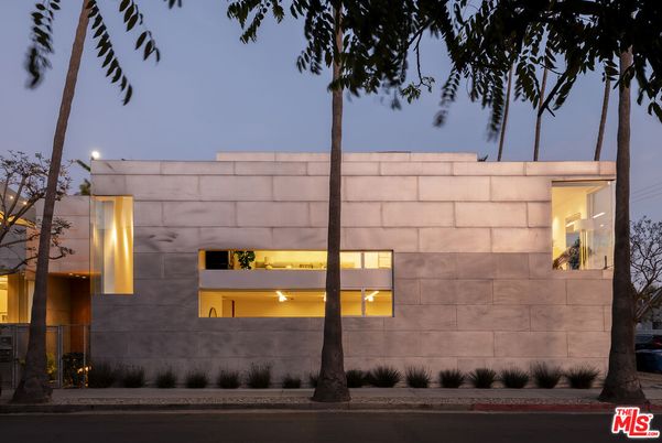 Exterior, Facade, Modern