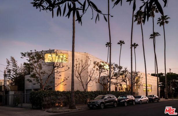 Exterior, Facade, None