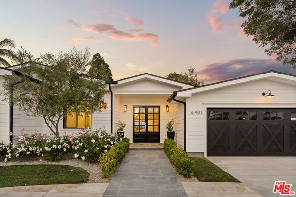 Attached, Exterior, Facade, Ranch