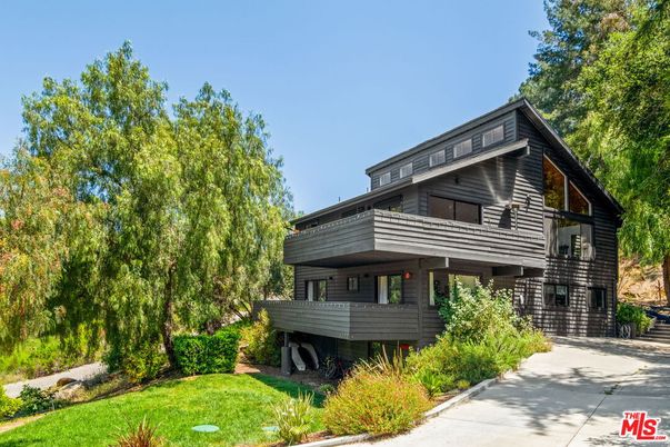 Exterior, Facade, Modern