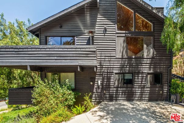 Exterior, Facade, Modern