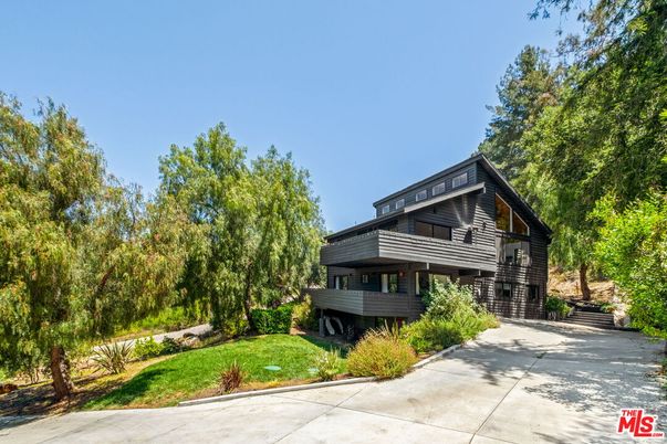Exterior, Facade, Log Home