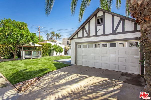 Backyard, Detached Garage, Exterior