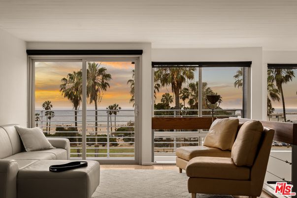 Interior, Living room, Water