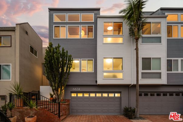 Attached, Exterior, Facade, Rowhouse