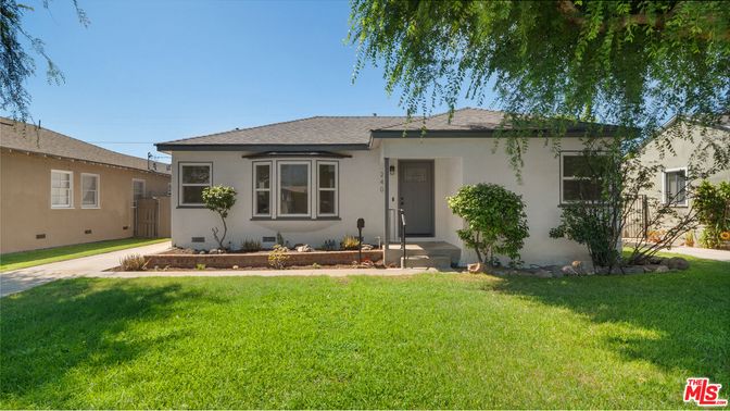 Backyard, Exterior, Facade, Ranch