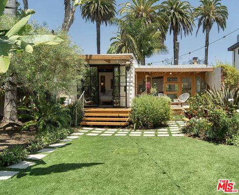 Backyard, Exterior, Facade, Modern