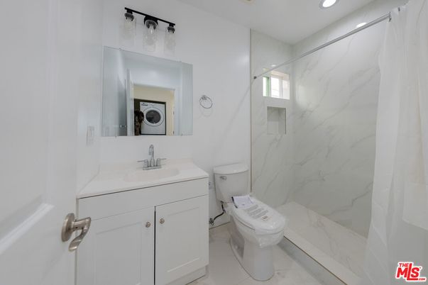 Bathroom, Interior, Marble, Marble Walls, Recessed Lighting