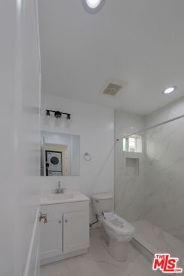 Bathroom, Interior, Marble, Marble Walls, Recessed Lighting