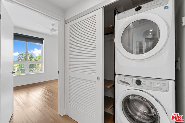 Interior, Utility Closets, Washer, Wood Texture Flooring