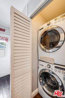 Interior, Utility Closets, Washer, Wood Texture Flooring