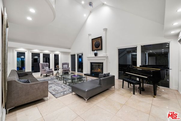 Fireplace, Interior, Living room, Piano, Recessed Lighting