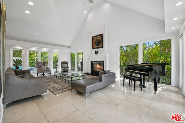 Fireplace, Interior, Living room, Piano, Recessed Lighting