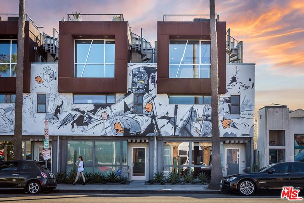 Exterior, Facade, Rowhouse