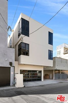 Exterior, Facade, Modern