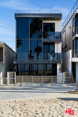 Exterior, Facade, Modern