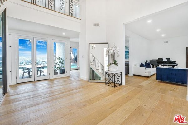 Interior, Living room, Piano, Recessed Lighting, Wood Texture Flooring