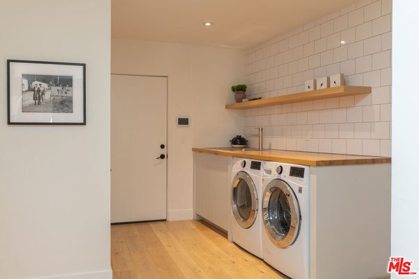 Interior, Recessed Lighting, Washer, Wood Texture Flooring